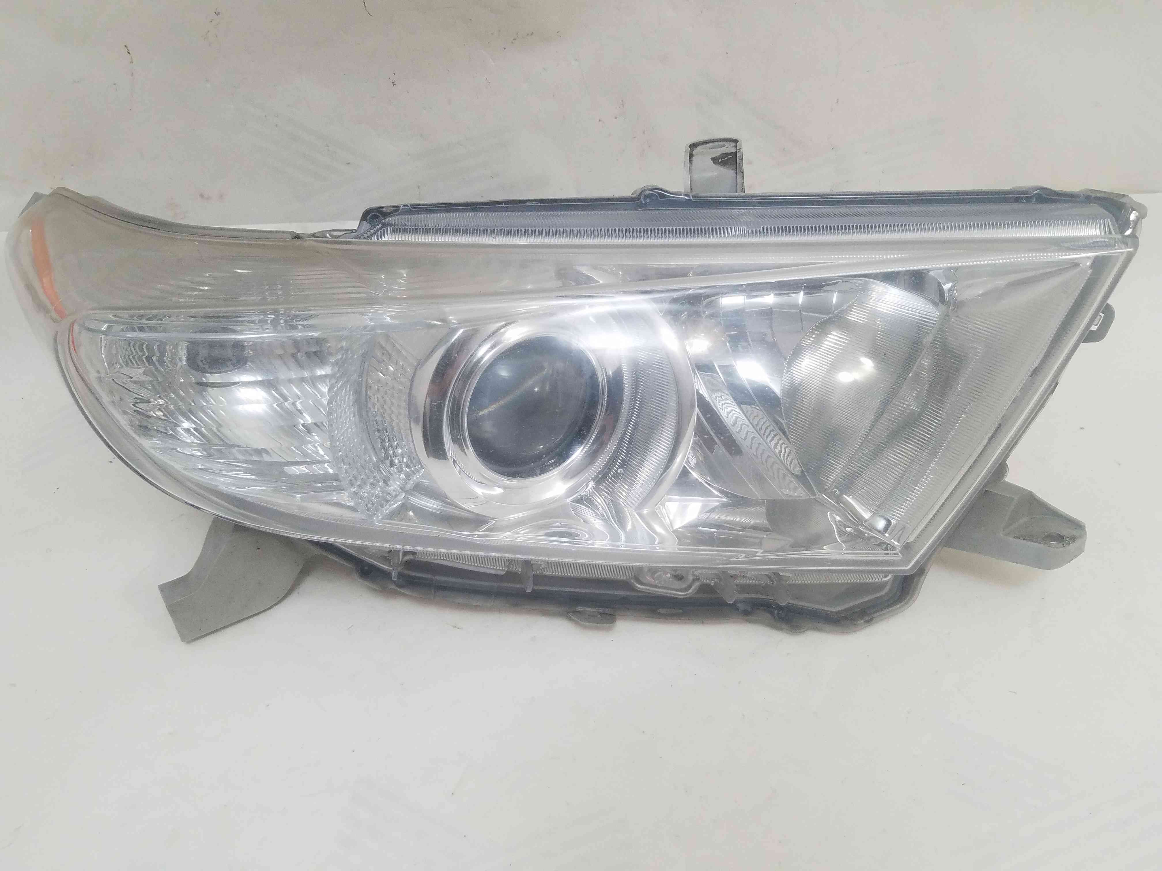 Фара передня права  Toyota Highlander 2013 2012 2011 2010 8113048A30  AHR14PP2Y209