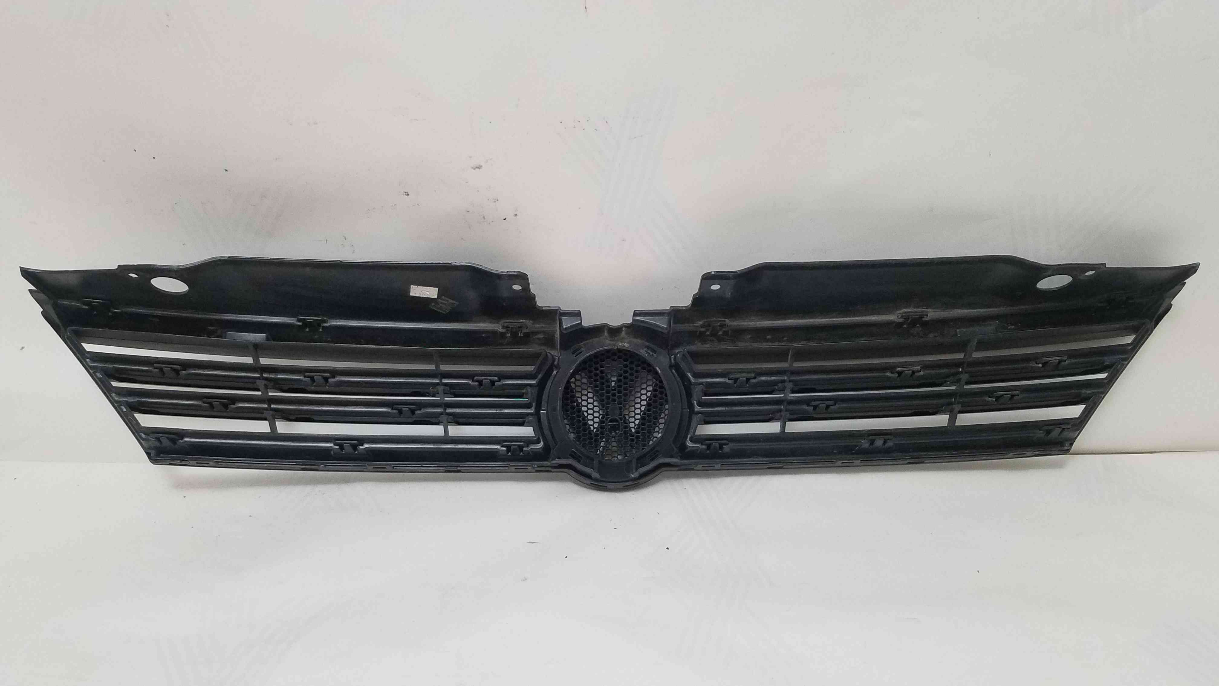 Решітка радіатора гриль Volkswagen Jetta 2014 2013 2012 2011  5C6-853-653  5C6-853-651-QWA