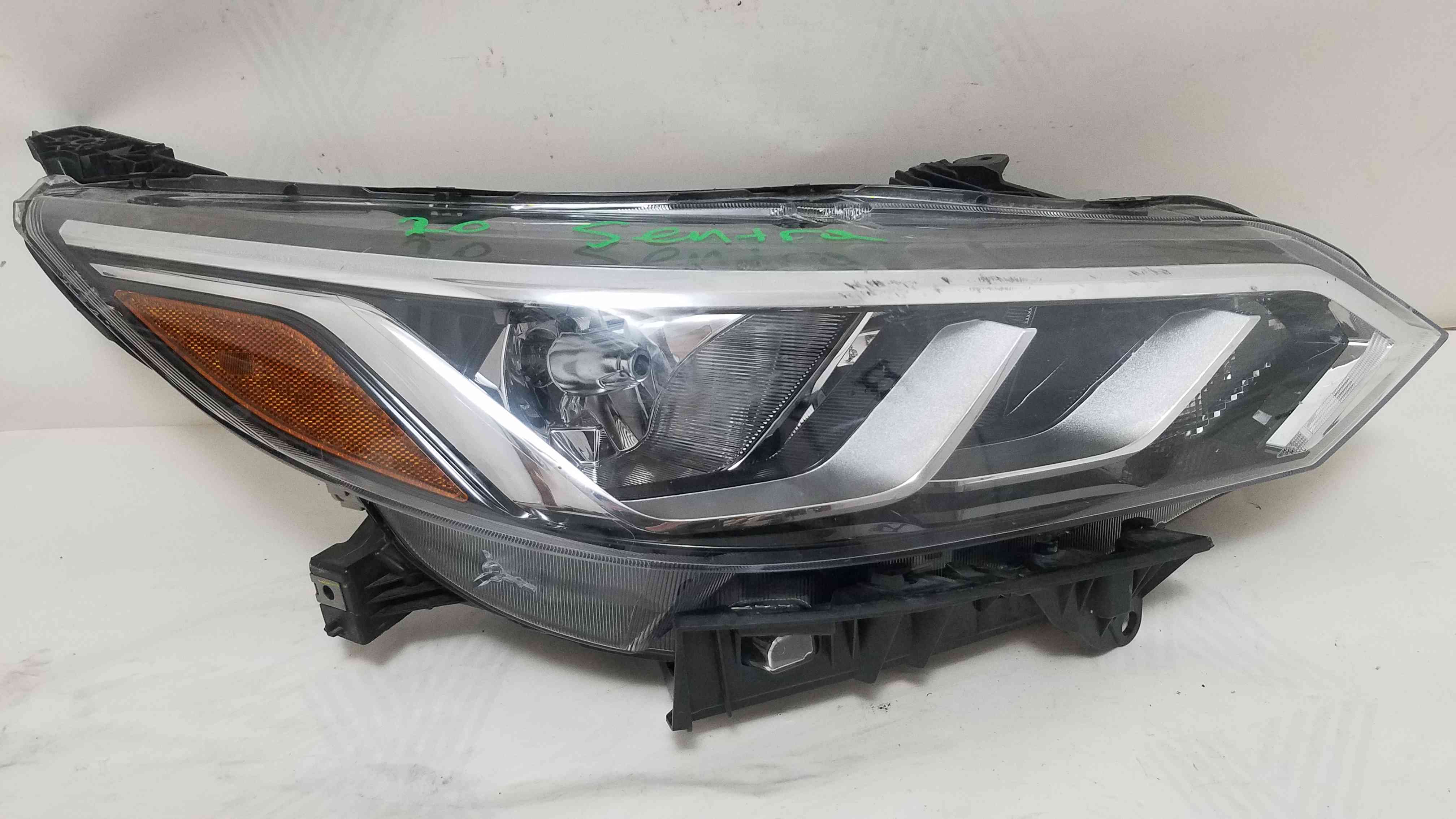 Фара передня права  Nissan Sentra 2021 2020  26010-6LB0A